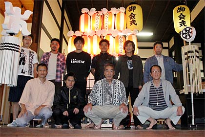 本成寺で10日の太鼓練習後の本成寺万灯奉納会会員