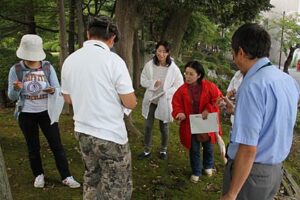 11、12日と西蒲・燕科学教育センターが弥彦公園で教諭らを対象に研修会「あきのおくりもの」、秋の実を使った工作などを学ぶ