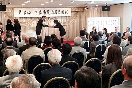 13日行われた第8回三条市美術展の表彰式
