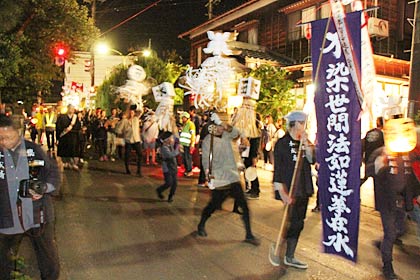 法華宗総本山本成寺でお逮夜の12日夜行われた万灯行列