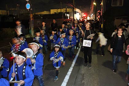 本成寺万灯奉納会の子どもたちによる万灯