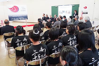 13日開幕した第8回三条市美術展の開場式