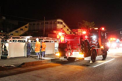  JR帯織駅で原付バイクに放水した三条市消防本部の消防車
