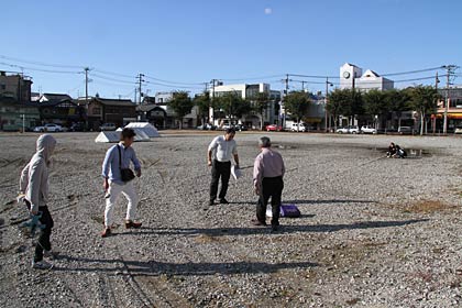 13日午後、パルム1跡地で小間割りなどの準備作業