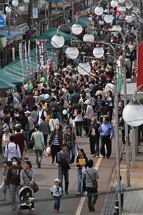 9万3,000人もの人出でにぎわった「～三条マルシェ～ごった市@ホコテン」、昭栄大橋から中央商店街のにぎわい