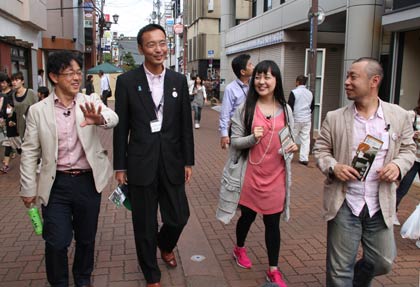 スマートウエルネス三条 「みんなで歩こう三条マルシェ」でまちあるきを実践する左から筑波大学の久野譜也教授、国定勇人三条市長、シンガーソングライター普天間かおりさん、三条まんなかプロジェクト会長の相場浩さん
