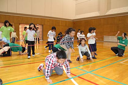 レクリエーション・ゲームに熱中する子どもたち