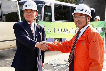 マイクロバスを下りた只見町商工会の菅家会長(左)が下田商工会の鳶田会長(右)と握手