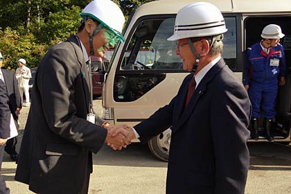 国定市長(左)と管家只見町商工会会長(右)も握手