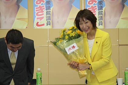 支持者から「必勝」花束を受ける菊田衆院議員