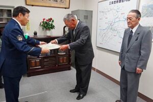 三条署の小林署長(左)が防犯功労者の須戸幸男さん(中央)と大坂博さん(右)に表彰状を伝達