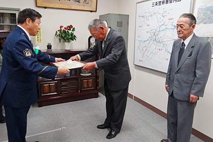 三条署の小林署長(左)が防犯功労者の須戸幸男さん(中央)と大坂博さん(右)に表彰状を伝達