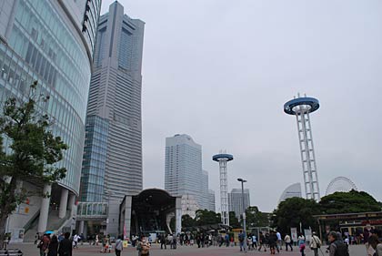 横浜側の桜木町駅前