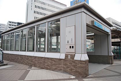 野毛ちかみち入口、写真中央付近に写るのが壁面に張り付けられた横浜駅駅長室のあった位置を示す石標