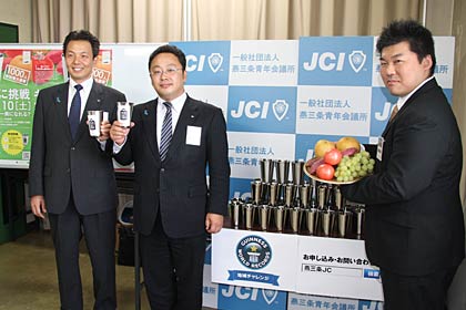 19日にプレスリリースで左から五十嵐理事長、白倉猛副理事長、丸山大輔専務理事