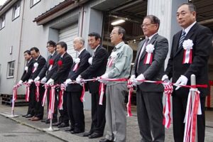 加茂市・JAにいがた南蒲須田選果場で恒例のグルメゆうパック「加茂新高梨」出荷式、加茂産のナシ「新高」を全国へ