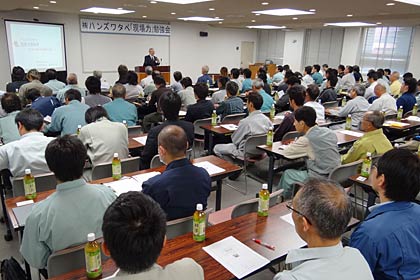 19日開かれたハンズワタベ主催の「現場力」勉強会を108人が受講