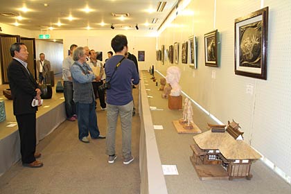 20日の第7回燕市美術展覧会のにぎわい
