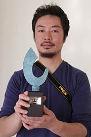市展賞のトロフィーを手掛けた金工作家の渡辺さん