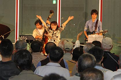 吉川ナオミさんのファーストアルバム『"LIVE" Is Beauttuful』のリリースを記念して富永草野病院で開かれた「吉川ナオミ&ジャズフレンズ Special Jazz Live」