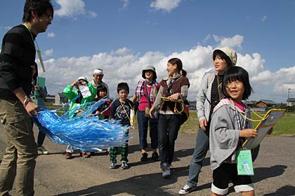 20日行われた「めざせ！西小体育館！どきどき冒険避難ウォーク」、洪水に遭遇したという設定のシーン