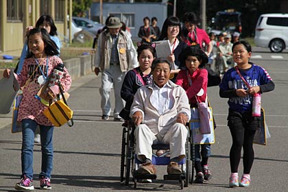 車いすを押してゴールを目指す子どもたち