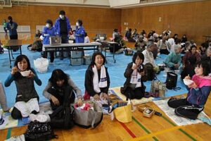 21日、雨のためコース半ばで中止して豚汁を食べて体を暖める参加者
