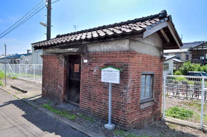 三条駅のホームに残る明治時代に建てられたれんが造りの小屋