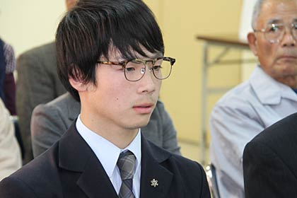 緊張気味に受賞を待つ石田さん