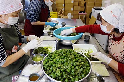 藤兵衛工房で行われているコクワの一次加工
