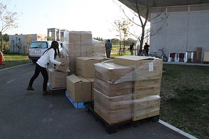 22日の週明けとともにアウトレット販売の商品の搬入が始まった