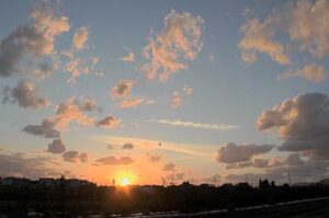 24日の三条は青空が広がる一方で弱い雨も降る不安定な天気で、最高気温は11月上旬並みの16.7度