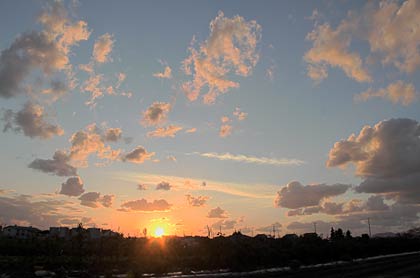 最高気温は11月上旬並みの16.7度にとどまった24日の三条、上須頃地内から夕方に