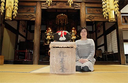 長見寺本堂で「茶がま市」を企画する五十嵐睦子さんと寺宝の化け茶釜