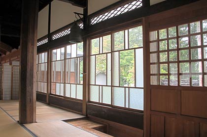 風情のある本堂正面のガラス戸
