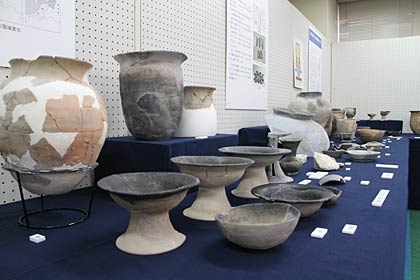  27日から31日まで燕市吉田公民館で開かれる燕市遺跡出土品展2012「古代燕に暮らす人々」、展示作業が終わったようす