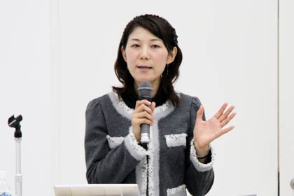 講演する講師の国崎信江さん
