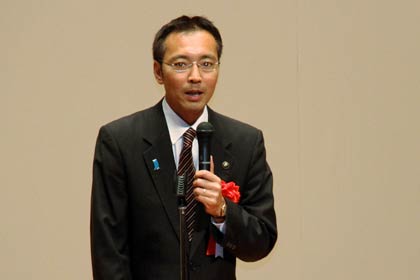 あいさつする国定三条市長