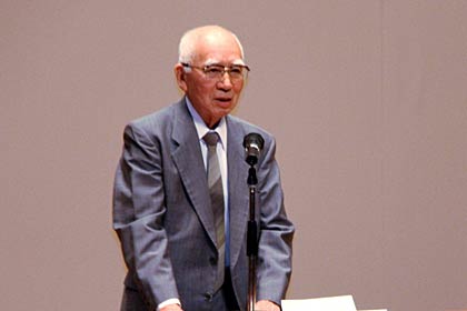 あいさつする五十嵐新潟県民俗学会会長