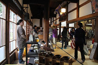 28日、長見寺で開かれた第2回の手作り市「茶がま市」