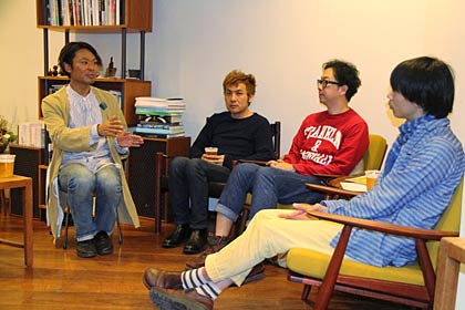 美容室「パリスラヴィサント」でコーヒースタンド「ツバメコーヒー」プレオープンイベントでフリートーク、左から経営者の田中さん、ロースターの庄野さん、イラストレーター大塚さん、シンガーソングライター山田さん