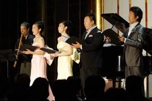 29日夜、三条別院で開かれたオペラコンサート「三条別院あかりコンサート~月夜に歌う 愛と情熱~」