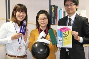 「リ・デザイン エキシビション2013」のテーマ、左から日本酒のラベルデザイン、北京鍋のPOPデザイン、日本酒のラベルデザイン