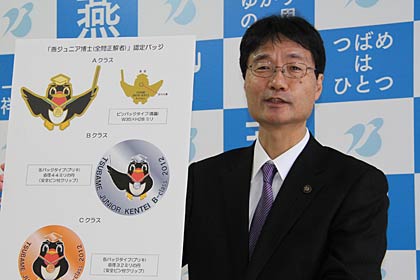 31日行われた鈴木力燕市長の定例記者会見、「燕ジュニア検定」の合格者に贈るピンバッジや缶バッジのデザインを紹介する鈴木市長