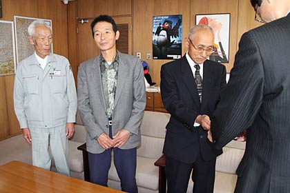  燕市に10万円を寄付する燕社交ダンス踏友会の長谷川会長ら役員