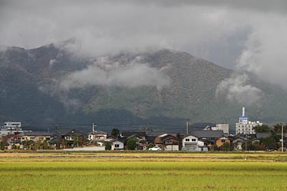 31日朝の燕市吉田法花堂から望む弥彦山、というよりは多宝山
