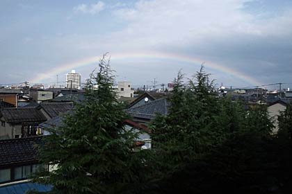 1日昼、三条市内からくっきり見えた虹（読者撮影）