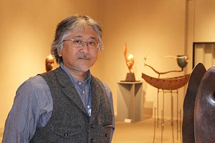 2日から18日まで燕市産業史料館で開かれている「馬場省吾金工展」で会場を訪れた長岡造形大学教授で金工作家の馬場省吾さん