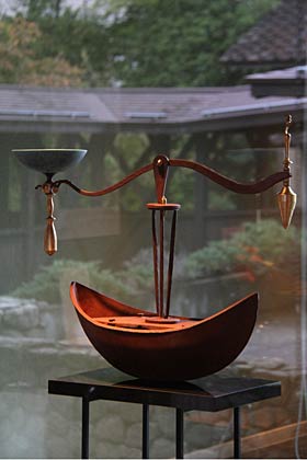 風景の中に展示した「南回帰線」（03年制作）
