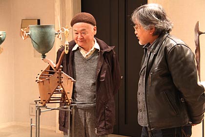 会場を訪れた人間国宝の玉川宣夫さんと作品制作について話に花が咲く